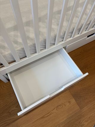 Cuna de madera blanca con cajones