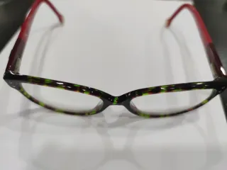 Montura de gafas marrón y verde
