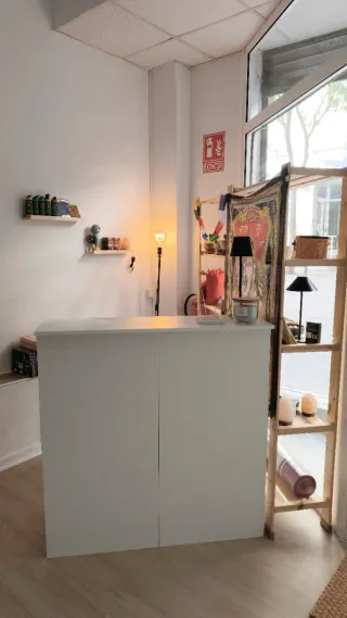 Mostrador de recepción blanco