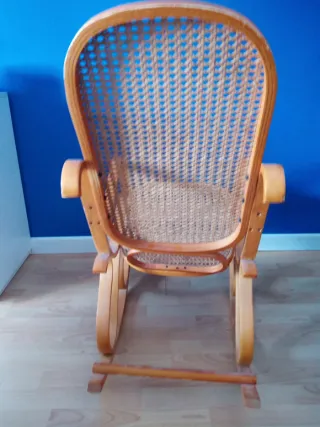 Mecedora de madera y mimbre.