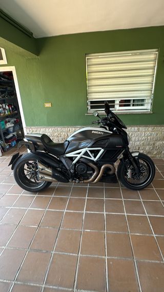 Ducati Diavel Negra y Blanca edicion carbono