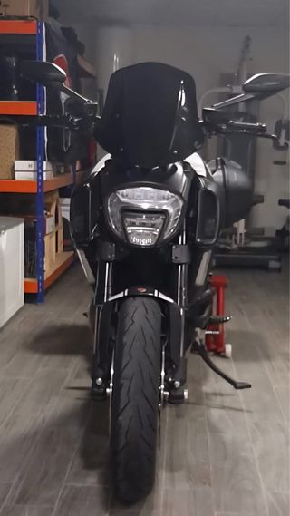 Ducati Diavel Negra y Blanca edicion carbono
