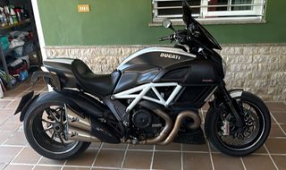 Ducati Diavel Negra y Blanca edicion carbono
