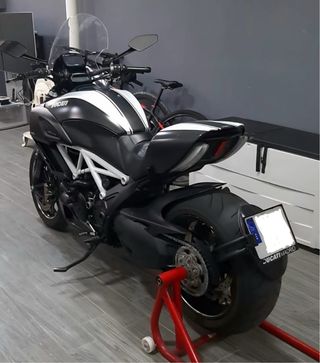 Ducati Diavel Negra y Blanca edicion carbono