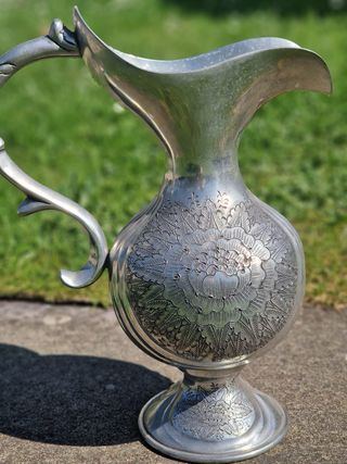 Jarrón de metal plateado decorado