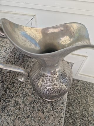 Jarrón de metal plateado decorado