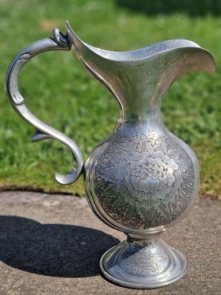 Jarrón de metal plateado decorado