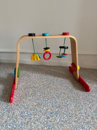 Gimnasio de madera para bebés