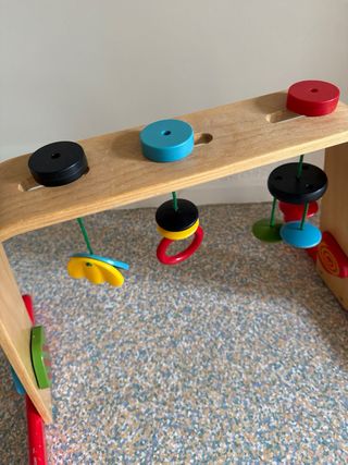 Gimnasio de madera para bebés