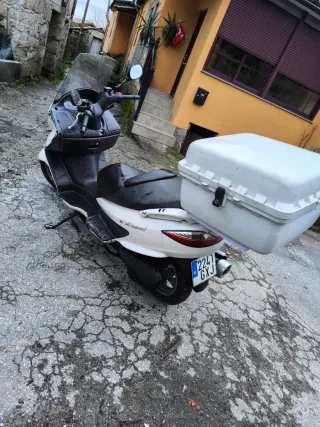 Suzuki Maxi Scooter Blanca