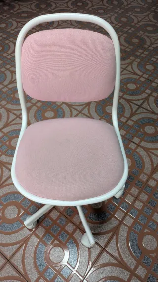 Silla Örfjäl rosa y blanca.