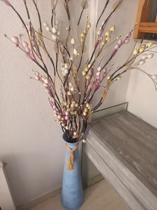 Jarrón de pie azul con flores