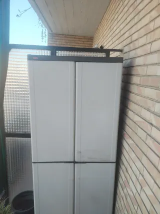 Armario de plástico blanco