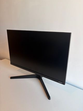 Escritorio blanco con estantería