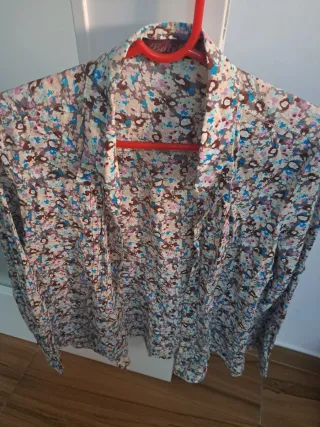 Blusa de lunares azul y blanco