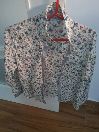 Blusa de lunares azul y blanco