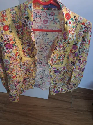 Blusa de lunares azul y blanco