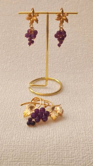 Conjunto racimo de uvas pendientes y broche