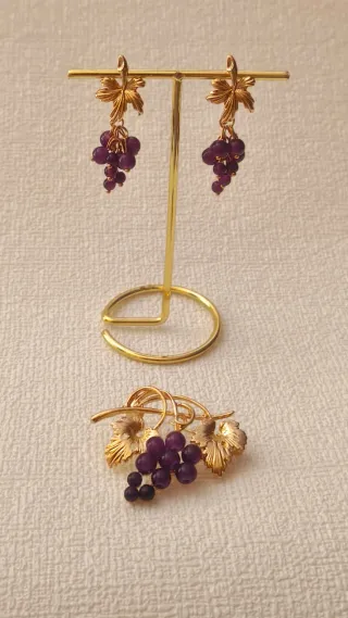 Conjunto racimo de uvas pendientes y broche