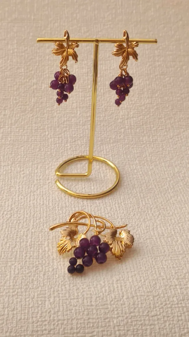 Conjunto racimo de uvas pendientes y broche