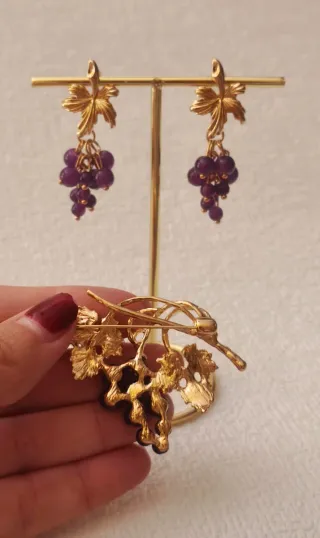 Conjunto racimo de uvas pendientes y broche