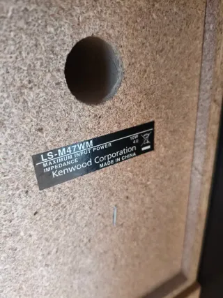 Cadena de música JVC con tocadiscos y altavoces