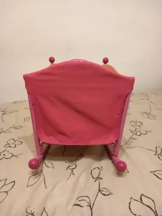 Cuna rosa para muñecas con osito