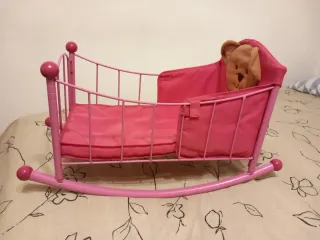 Cuna rosa para muñecas con osito