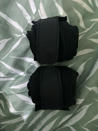 Guantes de boxeo y tibiales morados