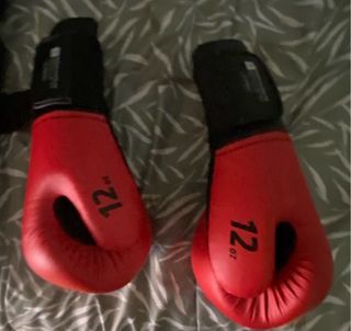 Guantes de boxeo y tibiales morados