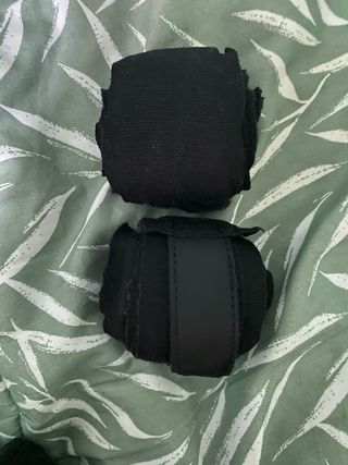 Guantes de boxeo y tibiales morados