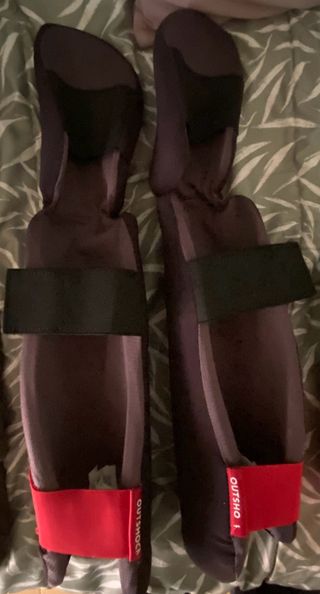 Guantes de boxeo y tibiales morados