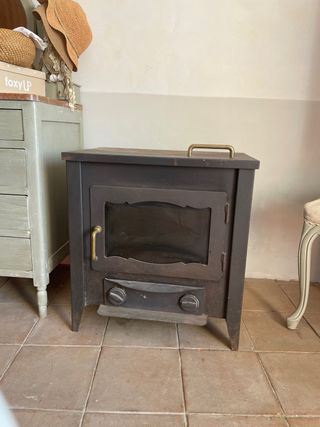 Chimenea de leña negra y dorada **no se envía**