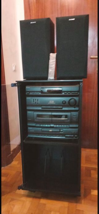 Equipo de música Sony con altavoces
