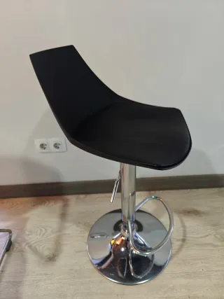 Taburete Alto Regulable Negro en altura.