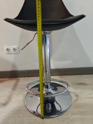 Taburete Alto Regulable Negro en altura.