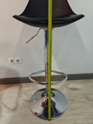 Taburete Alto Regulable Negro en altura.