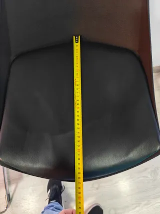 Taburete Alto Regulable Negro en altura.