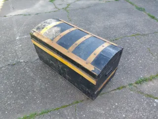 Baúl antiguo de madera y metal