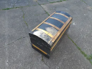 Baúl antiguo de madera y metal