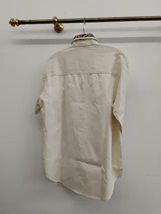 Camisa beige con cuello y puños estampados