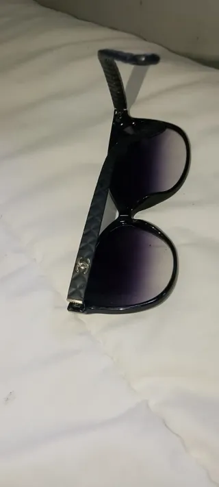 Gafas de sol Chanel negras y doradas