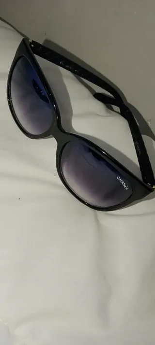 Gafas de sol Chanel negras y doradas