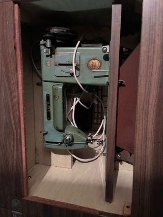 Máquina de coser Alfa vintage con mueble
