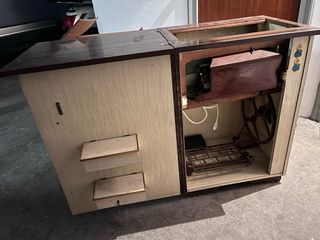 Máquina de coser Alfa vintage con mueble