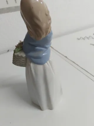 Figura porcelana Nadal niña cesta flores