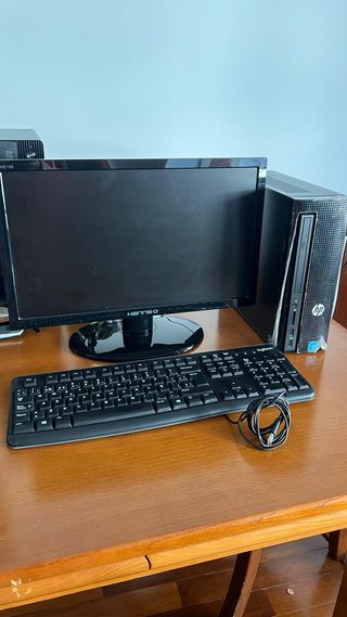 Ordenador HP de sobremesa negro y plateado