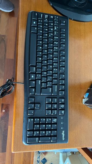 Ordenador HP de sobremesa negro y plateado