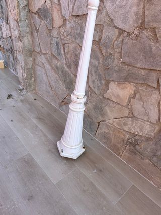 Farola de jardín blanca de metal