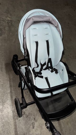 Carro de bebé azul